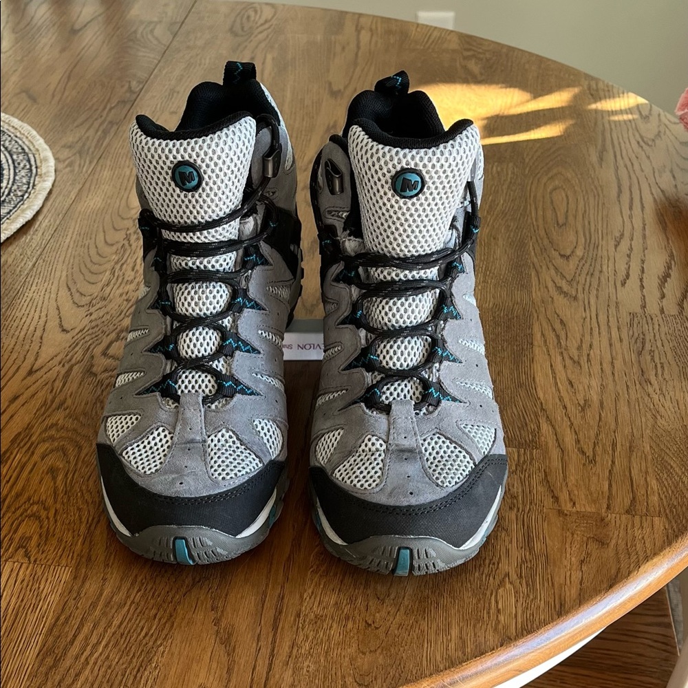 MERRILL WATERPROOF HIKING STYLE BOOTS. SZ.9